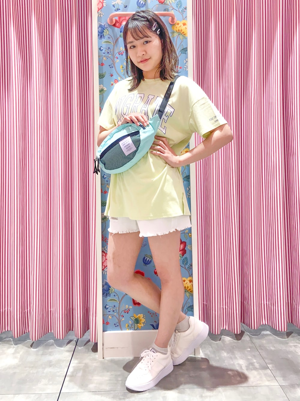 「カジュアルコーデ、学校、スニーカーコーデ、今日のコーデ、Tシャツ、オーバーサイズ、ビッグシルエット、ビッグT」｜「PINK-latteの【コットン100％/毛玉になりにくい】カレッジロゴBIGTシャツワンピース（ワンピース、グリーン系）」を使った、えみりんさん（レディース・162cm）の夏コーディネートの1枚目の写真