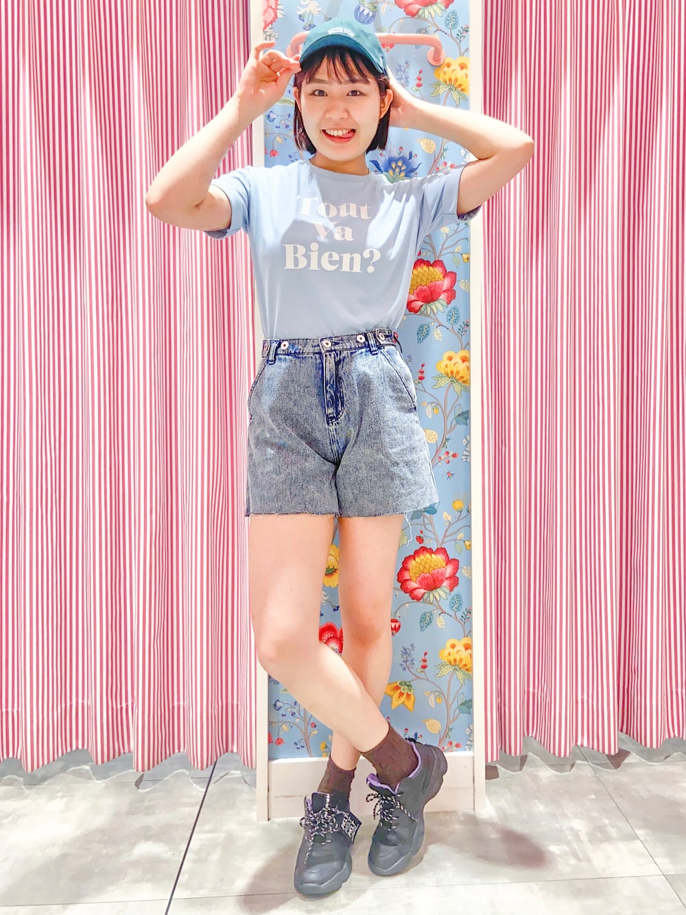 「カジュアル、カジュアルコーデ、Tシャツ、接触冷感、スニーカー、中学生、小学生、こどもコーデ、学校、夏コーデ、夏だ！Tシャツ着よう！」｜「PINK-latteのカレッジロゴ刺繍キャップ（キャップ、グリーン系）」を使った、えみりんさん（レディース・162cm）の夏コーディネートの1枚目の写真