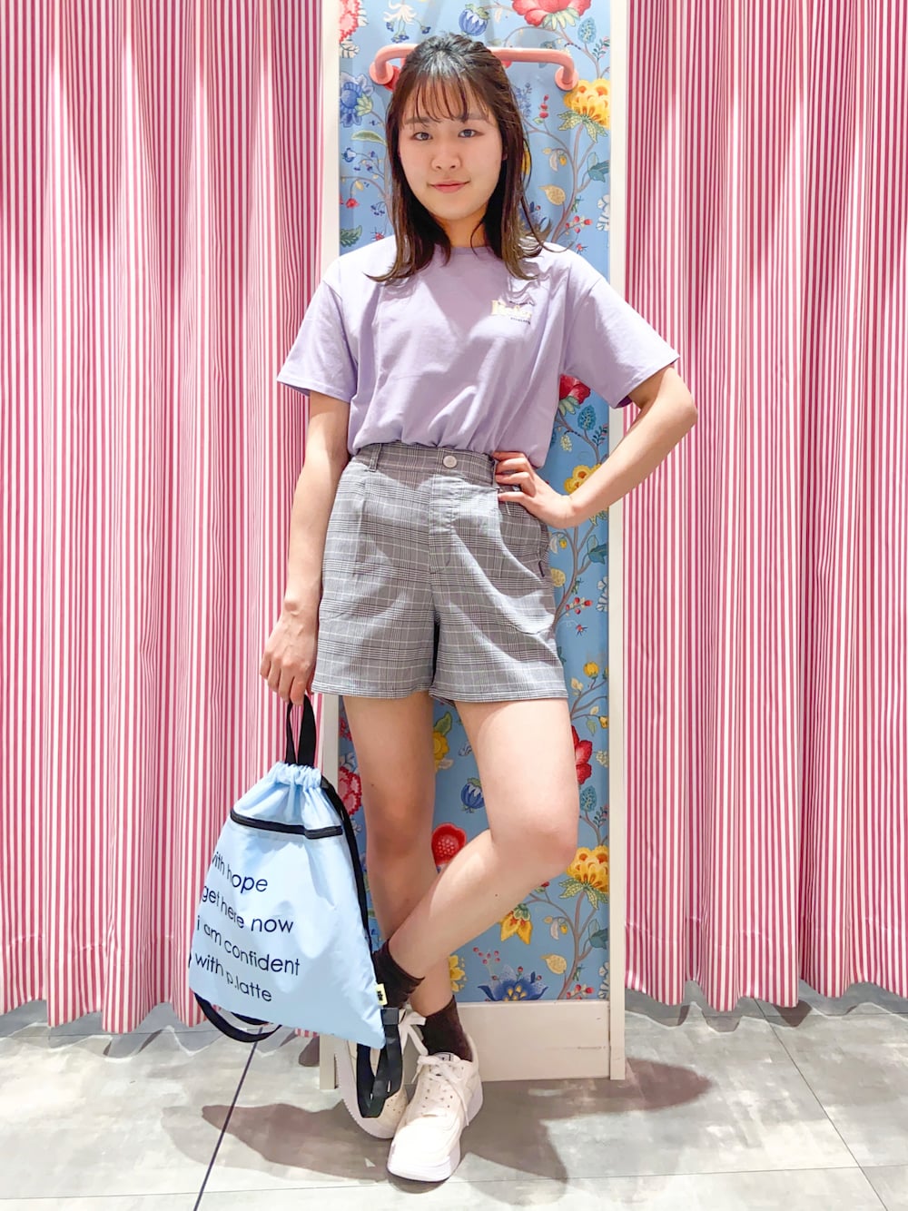 「夏、こどもコーデ、中学生、小学生、Tシャツ、ショートパンツ、ストレッチパンツ、接触冷感、スニーカー、スニーカーコーデ、学校」｜「PINK-latteの【オーガニックコットン/コットン100％/毛玉になりにくい/サステナブル】バックロゴTシャツ（Tシャツ/カットソー、パープル系）」を使った、えみりんさん（レディース・162cm）の夏コーディネートの1枚目の写真