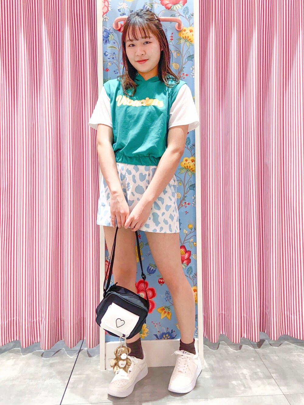 「カジュアル、カジュアルコーデ、ラクチンコーデ、楽チンコーデ、ストレッチパンツ、おうちファッション、おうち時間、おうちスタイル、ショートパンツ」｜「PINK-latteの【スマイリー・フェイス】スマイリーコラボウエストマークフードトップス（パーカー、グリーン系）」を使った、えみりんさん（レディース・162cm）の夏コーディネートの1枚目の写真