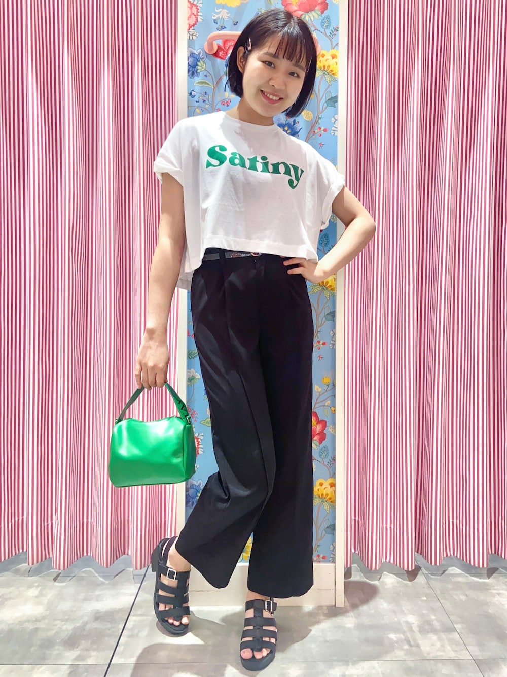 「大人カジュアル、フレアパンツ、ショート丈トップス、カラーパンツ、シンプルコーデ、グリーン、お出かけコーデ、きれいめカジュアル、トレンド、ミニバッグ」｜「PINK-latteのバックスリットショートTシャツ（Tシャツ/カットソー、ホワイト系）」を使った、えみりんさん（レディース・162cm）の夏コーディネートの1枚目の写真