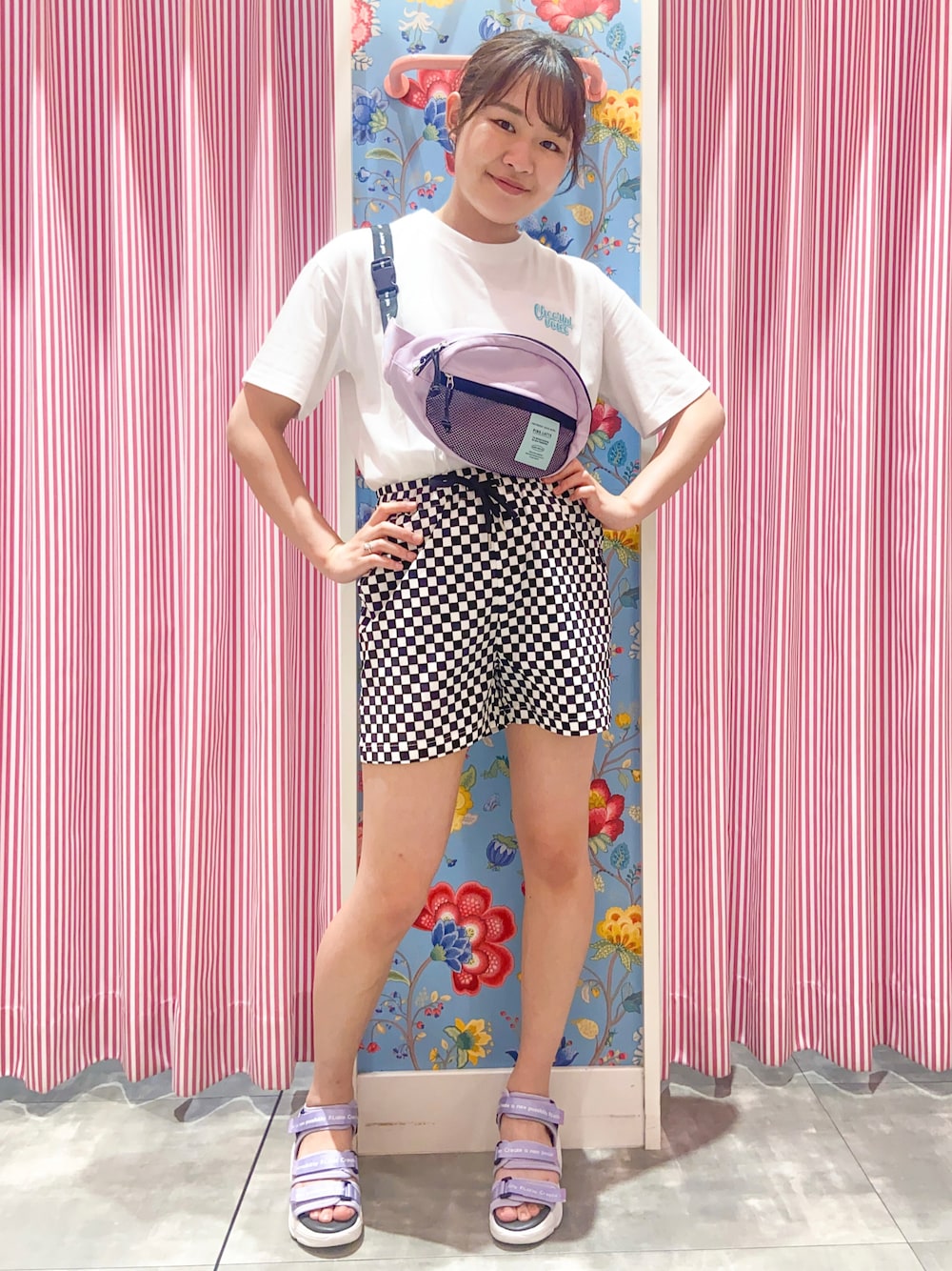 「パンツスタイル、夏コーデ、カジュアルコーデ、ウエストポーチ、夏だ！Tシャツ着よう！、Tシャツ、サンダル、スポーツサンダル、スポサン、ストレッチパンツ」｜「PINK-latteの3本ベルト厚底サンダル（サンダル、パープル系）」を使った、えみりんさん（レディース・162cm）の夏コーディネートの1枚目の写真