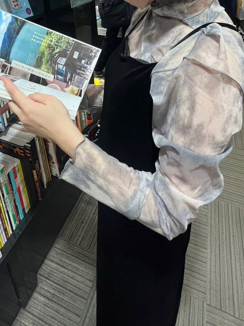 「Kastaneの【マルチウェイ】カットベロアキャミワンピース（ワンピース、ブラック系）」を使った、hinyuugohanさん（レディース・156cm）の秋コーディネートの1枚目の写真