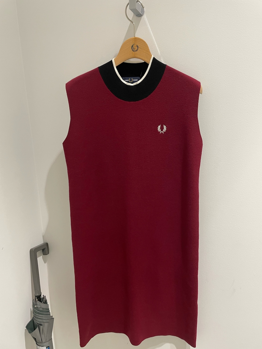 「FRED PERRYのSleeveless Knitted Dress（ワンピース、レッド系）」を使った、hinyuugohanさん（レディース・156cm）の春コーディネートの1枚目の写真