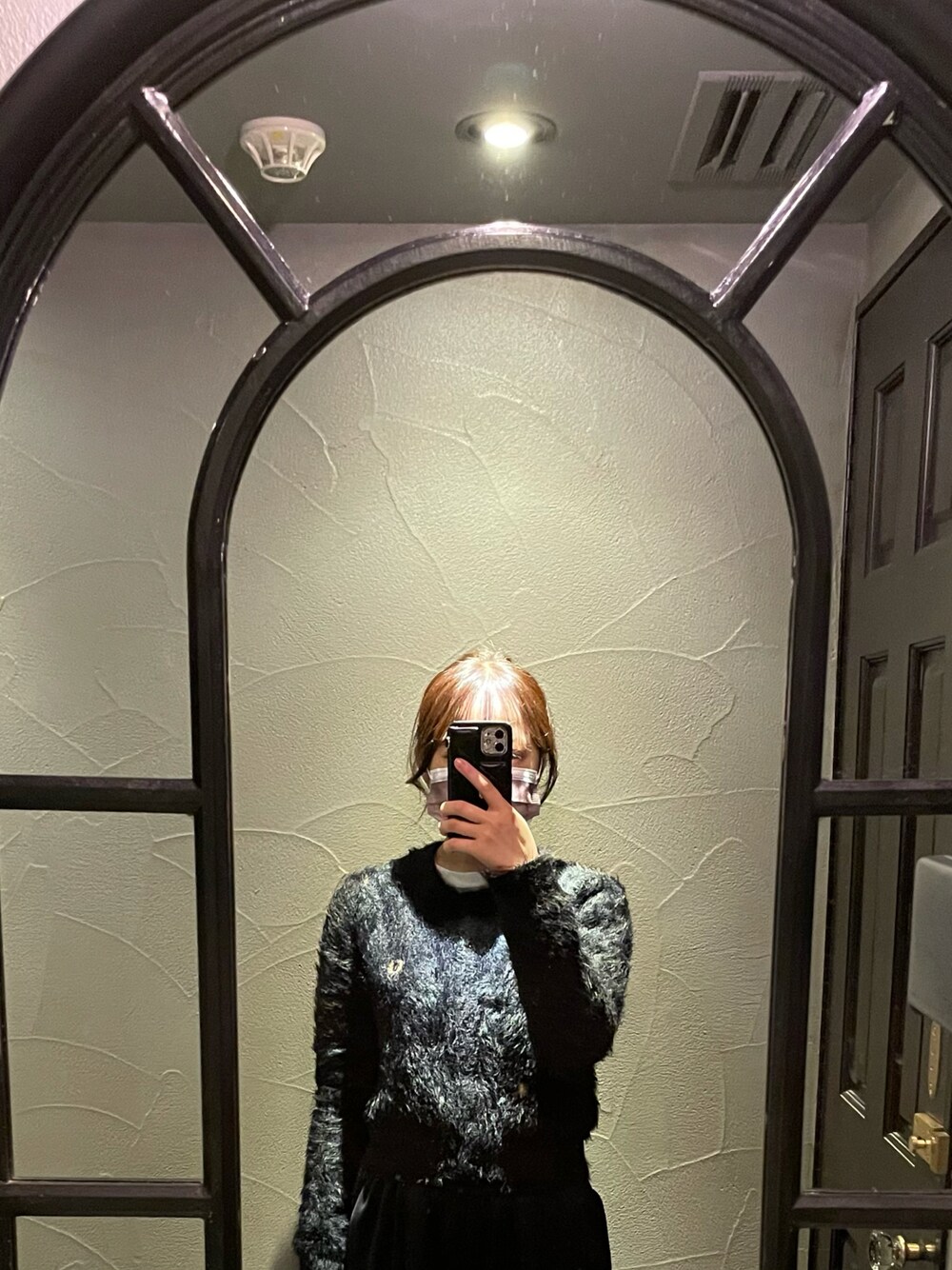「Ray BEAMSのFRED PERRY × Ray BEAMS / 別注 シャギー カーディガン（カーディガン/ボレロ、ブラック系）」を使った、hinyuugohanさん（レディース・156cm）の春コーディネートの1枚目の写真