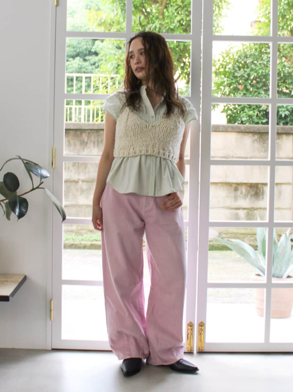 ピンク系のデニムパンツ、ホワイト系のキャミソール、グリーン系のシャツ/ブラウスを着用したレディースの夏コーディネートの1枚目の写真