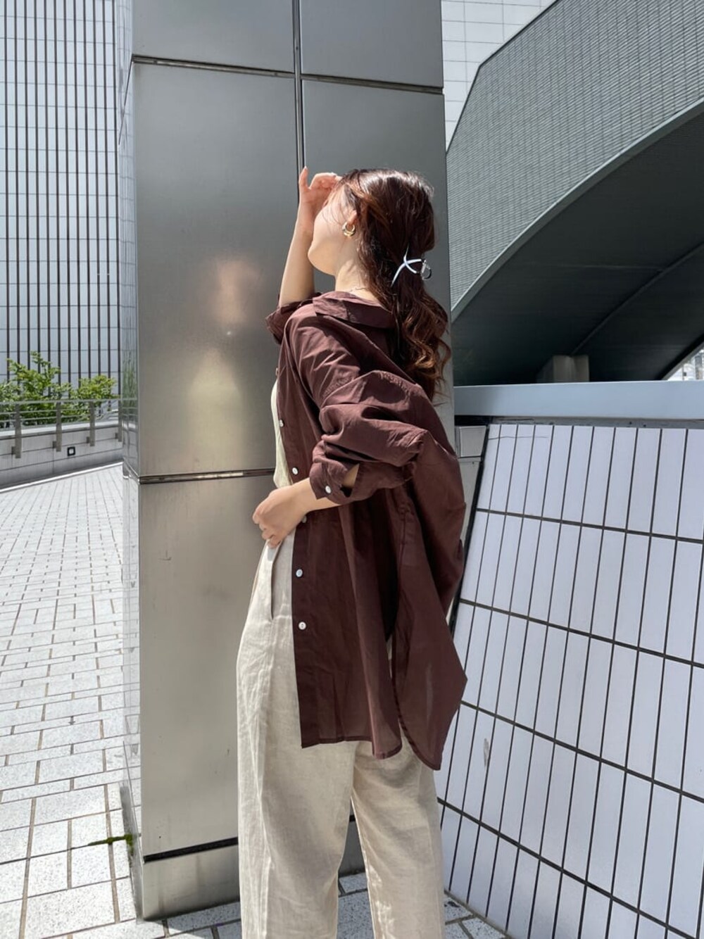 グリーン系のタンクトップ、ブラック系のサンダル、ホワイト系のその他パンツを着用したレディースの夏コーディネートの1枚目の写真