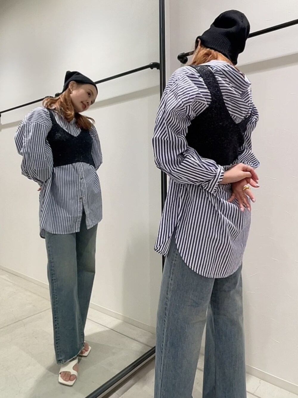 ブルー系のシャツ/ブラウス、ブラック系のベスト、ブルー系のデニムパンツを着用したレディースの春コーディネートの1枚目の写真