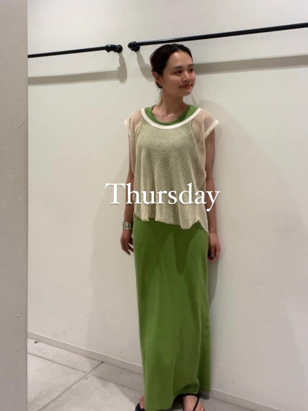 グリーン系のワンピース、ベージュ系のタンクトップ、ブラック系のサンダルを着用したレディースの夏コーディネートの1枚目の写真