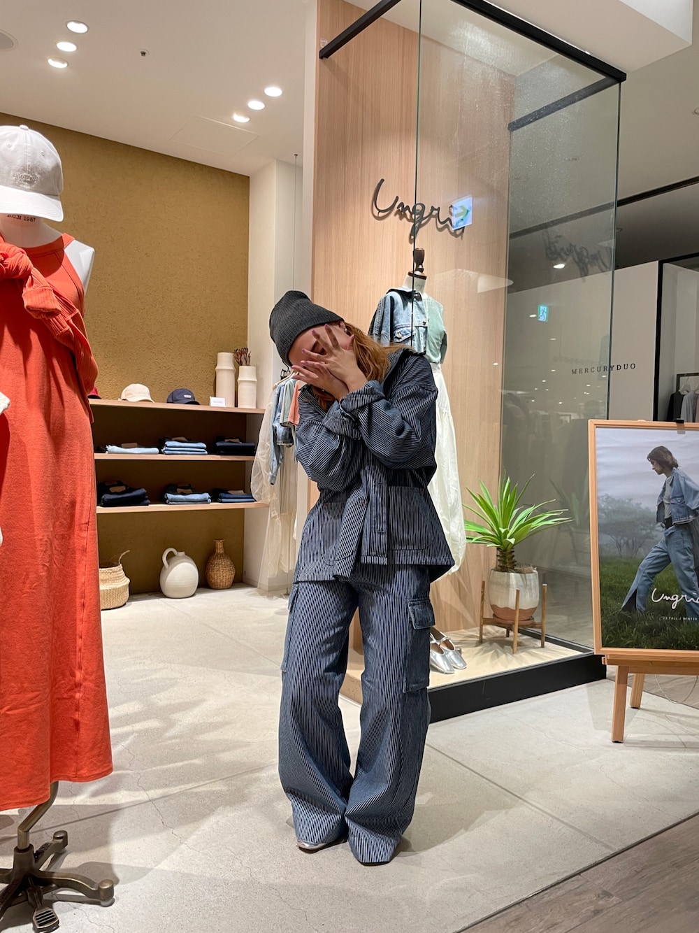 その他のブルゾン、その他のデニムパンツ、グレー系のニットキャップ/ビーニーを着用したレディースの秋コーディネートの1枚目の写真