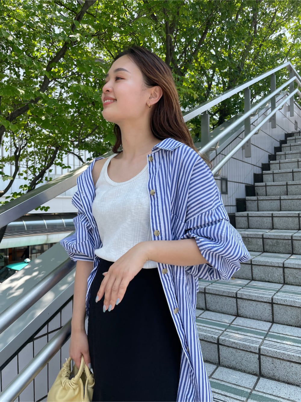 ブルー系のシャツ/ブラウス、ホワイト系のタンクトップ、ホワイト系のサンダルを着用したレディースの夏コーディネートの1枚目の写真