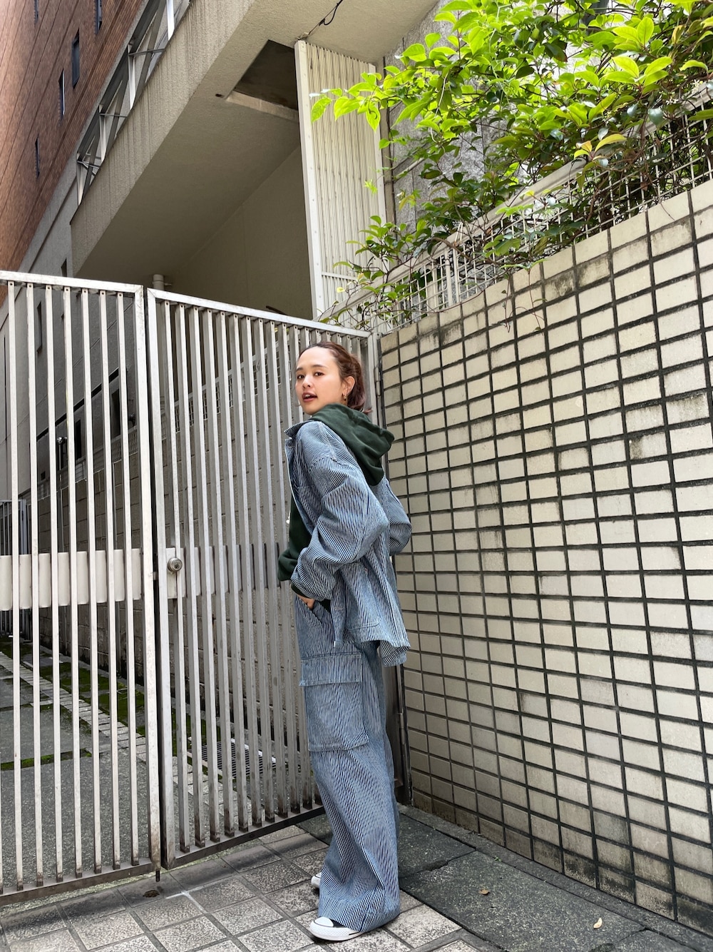 その他のブルゾン、その他のデニムパンツ、グリーン系のパーカーを着用したレディースの夏コーディネートの1枚目の写真