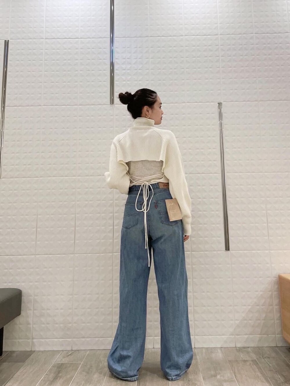 ブルー系のデニムパンツ、ホワイト系のTシャツ/カットソー、ホワイト系のワンピースを着用したレディースの秋コーディネートの1枚目の写真