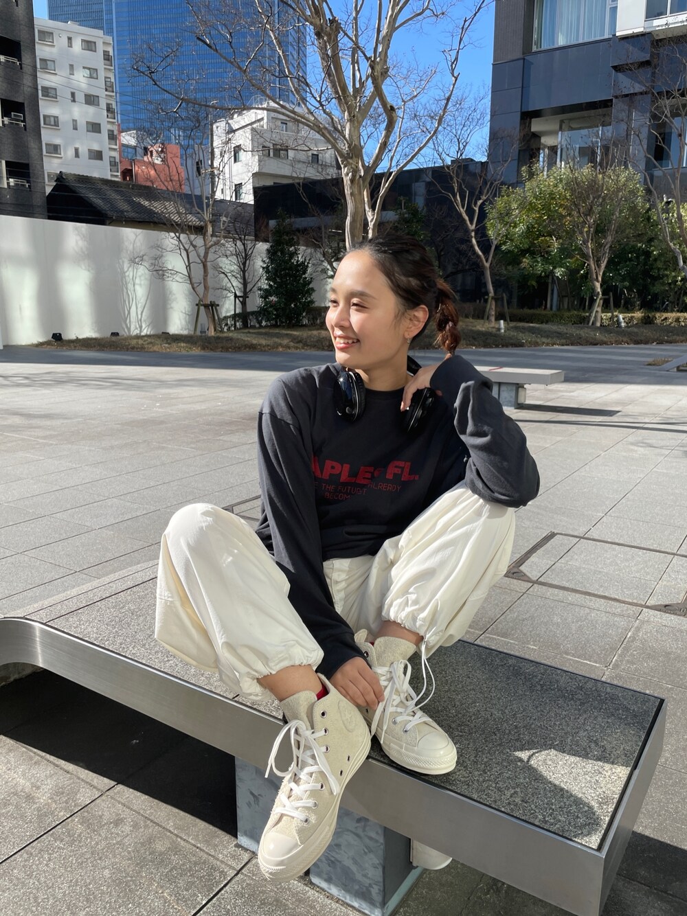 グレー系のTシャツ/カットソー、ピンク系のカーゴパンツ、ホワイト系のスニーカーを着用したレディースの冬コーディネートの1枚目の写真