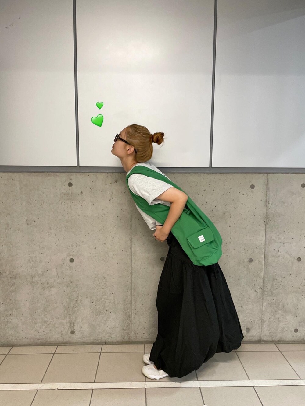 グレー系のTシャツ/カットソー、ブラック系のスカートを着用したレディースの夏コーディネートの1枚目の写真