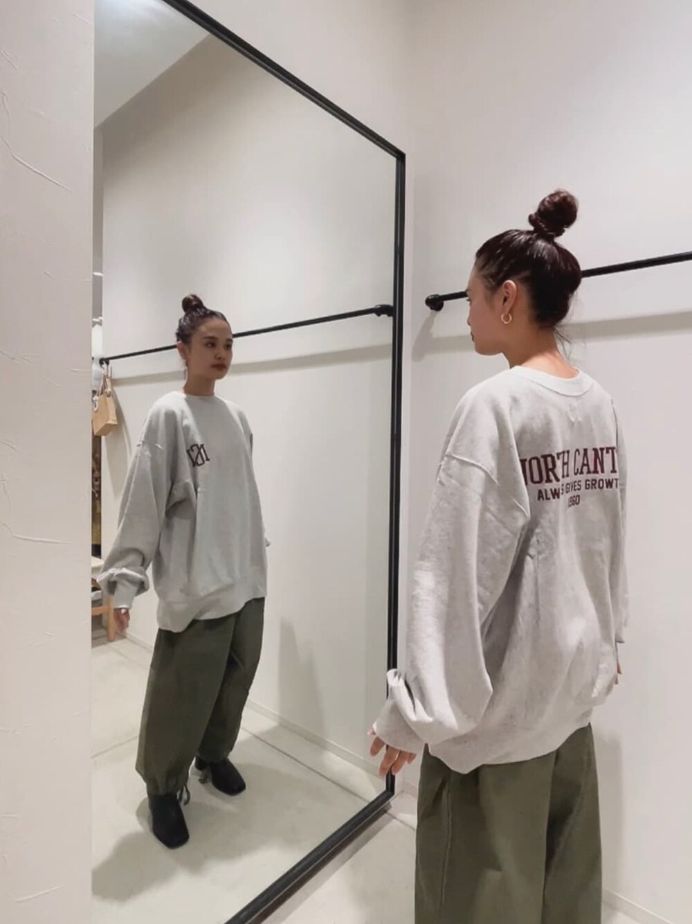 ベージュ系のその他パンツ、グレー系のスウェットを着用したレディースの秋コーディネートの1枚目の写真