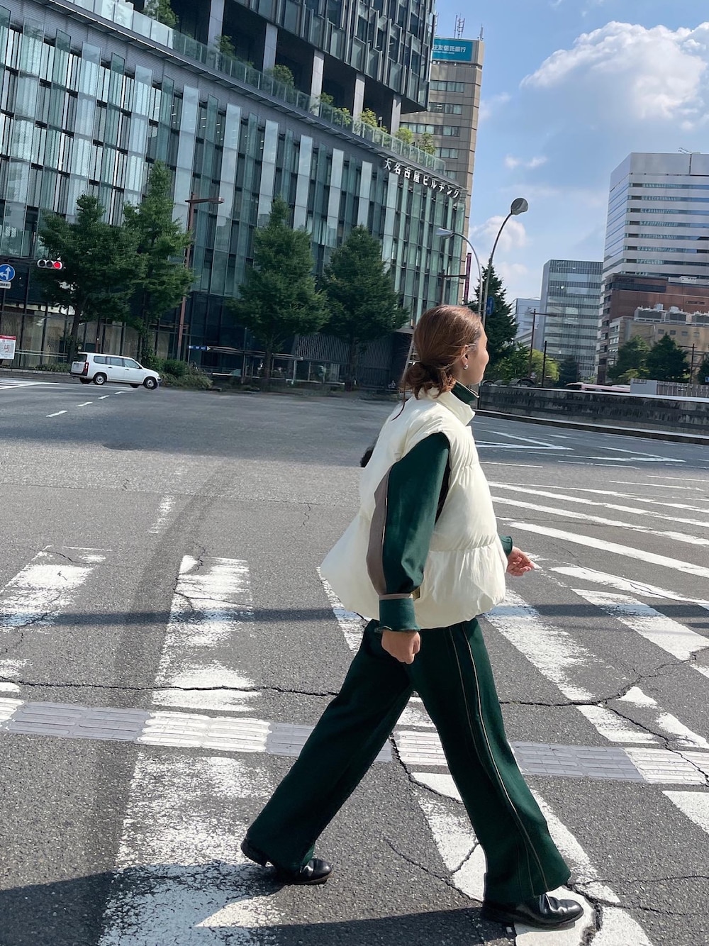 グリーン系のブルゾン、グリーン系のその他パンツ、ホワイト系のダウンベストを着用したレディースの秋コーディネートの1枚目の写真