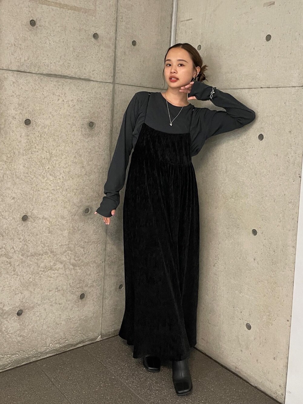 ブラック系のワンピース、グレー系のTシャツ/カットソーを着用したレディースの秋コーディネートの1枚目の写真