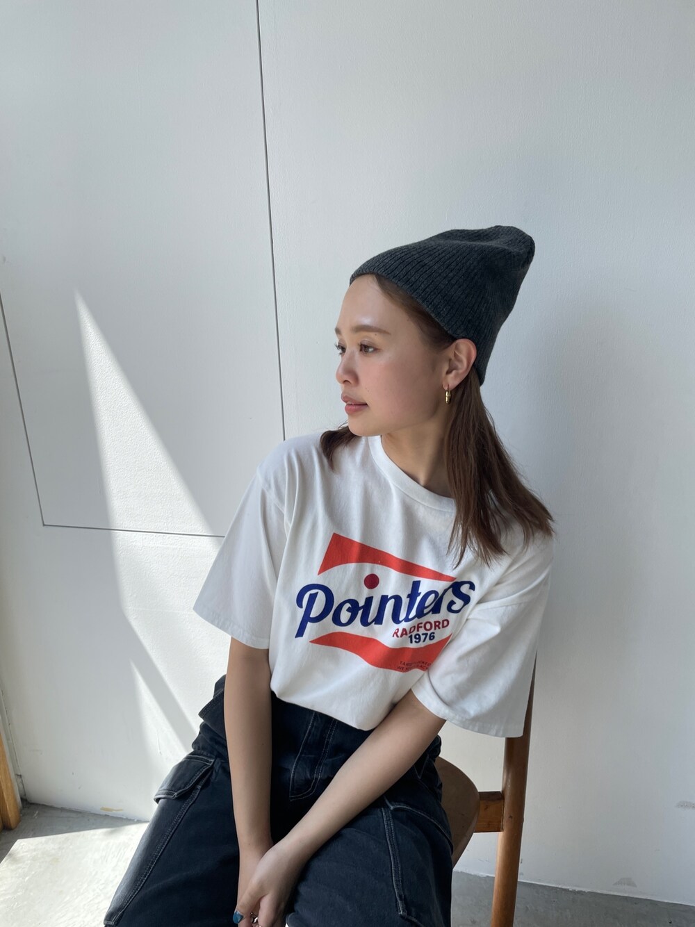 ホワイト系のTシャツ/カットソー、ブラック系のデニムパンツ、ブラック系のニットキャップ/ビーニーを着用したレディースの夏コーディネートの1枚目の写真