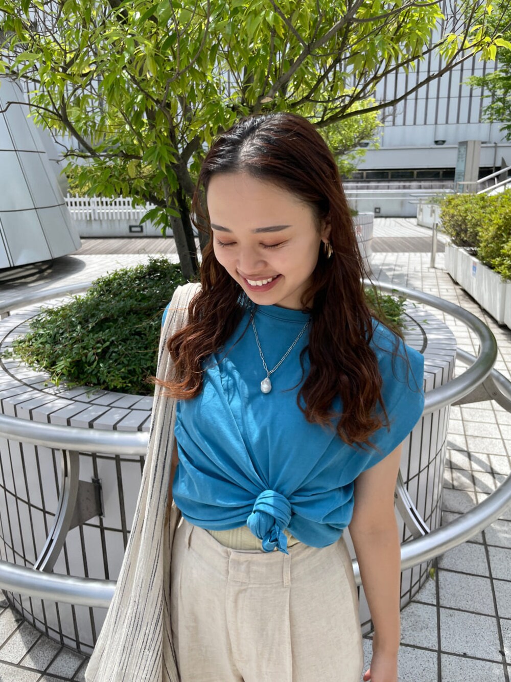 ブラック系のサンダル、ホワイト系のその他パンツ、その他のハンドバッグを着用したレディースの夏コーディネートの1枚目の写真