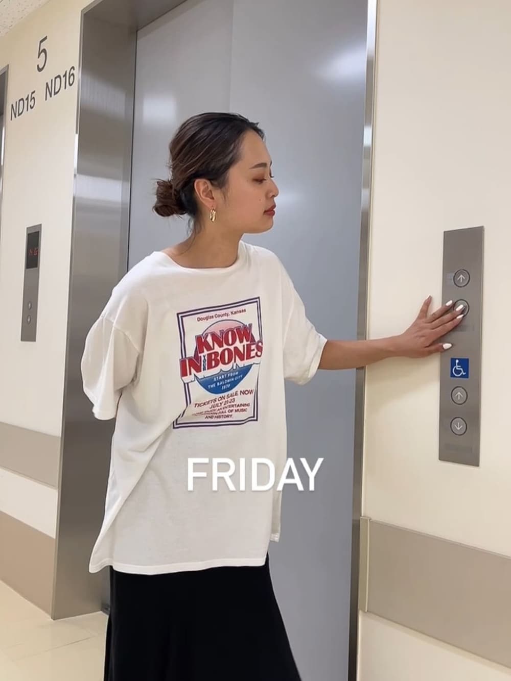 ブラック系のサンダル、ホワイト系のTシャツ/カットソー、ブラック系のスカートを着用したレディースの夏コーディネートの1枚目の写真