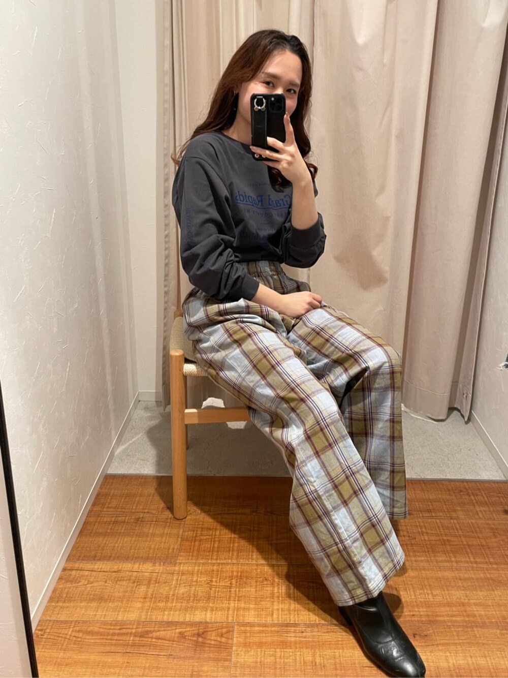 ブルー系のその他パンツ、グレー系のTシャツ/カットソーを着用したレディースの冬コーディネートの1枚目の写真
