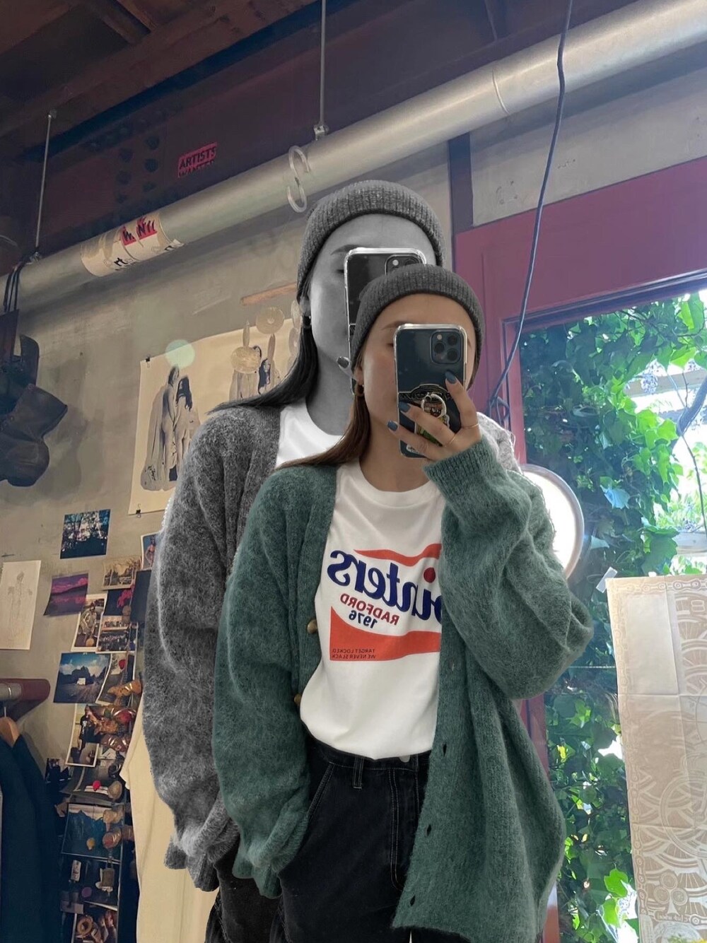 ホワイト系のTシャツ/カットソー、ブラック系のデニムパンツ、グリーン系のカーディガン/ボレロを着用したレディースの夏コーディネートの1枚目の写真