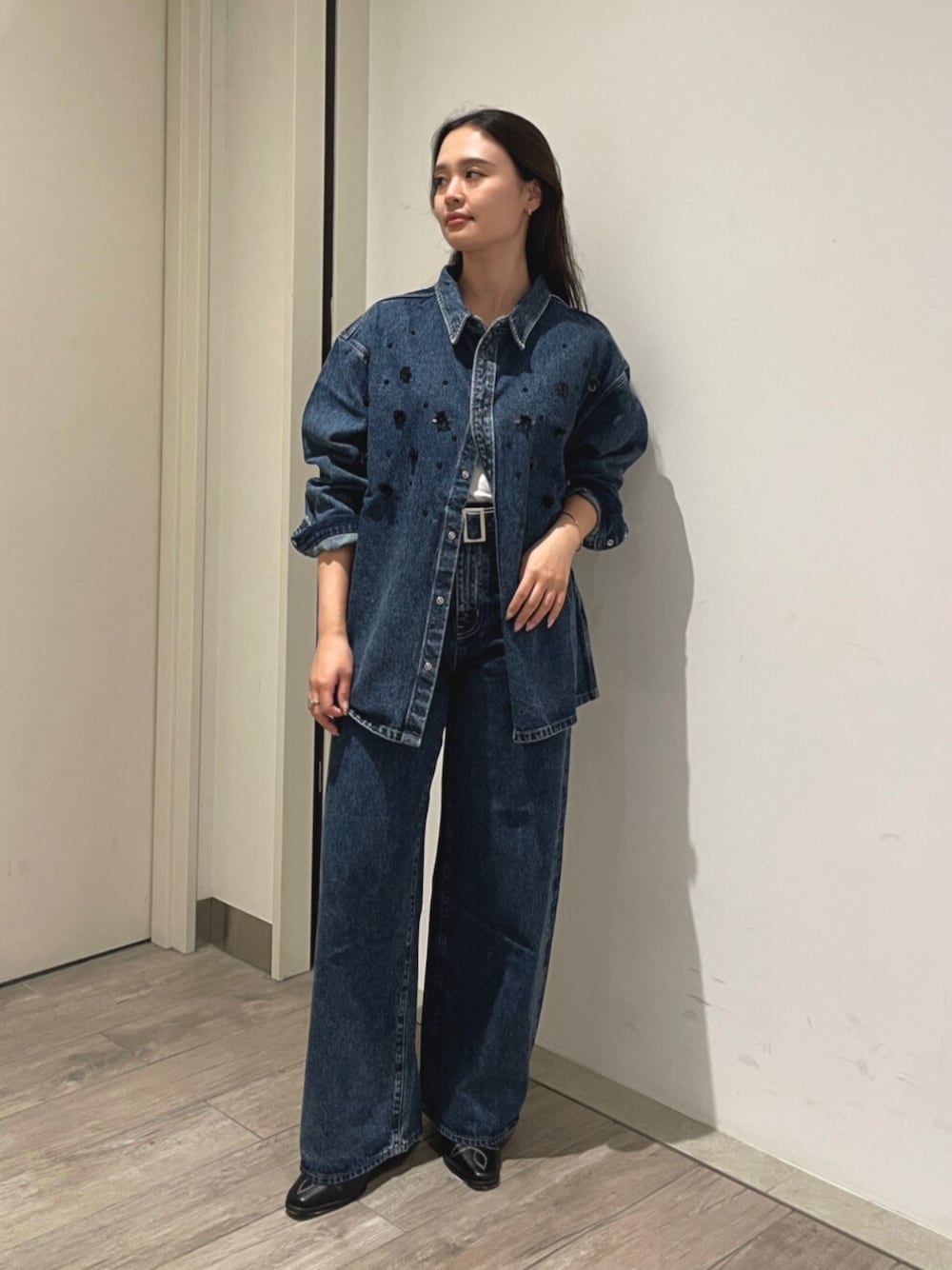 ブラック系のその他シューズ、ブルー系のデニムパンツ、ブルー系のシャツ/ブラウスを着用したレディースの夏コーディネートの1枚目の写真