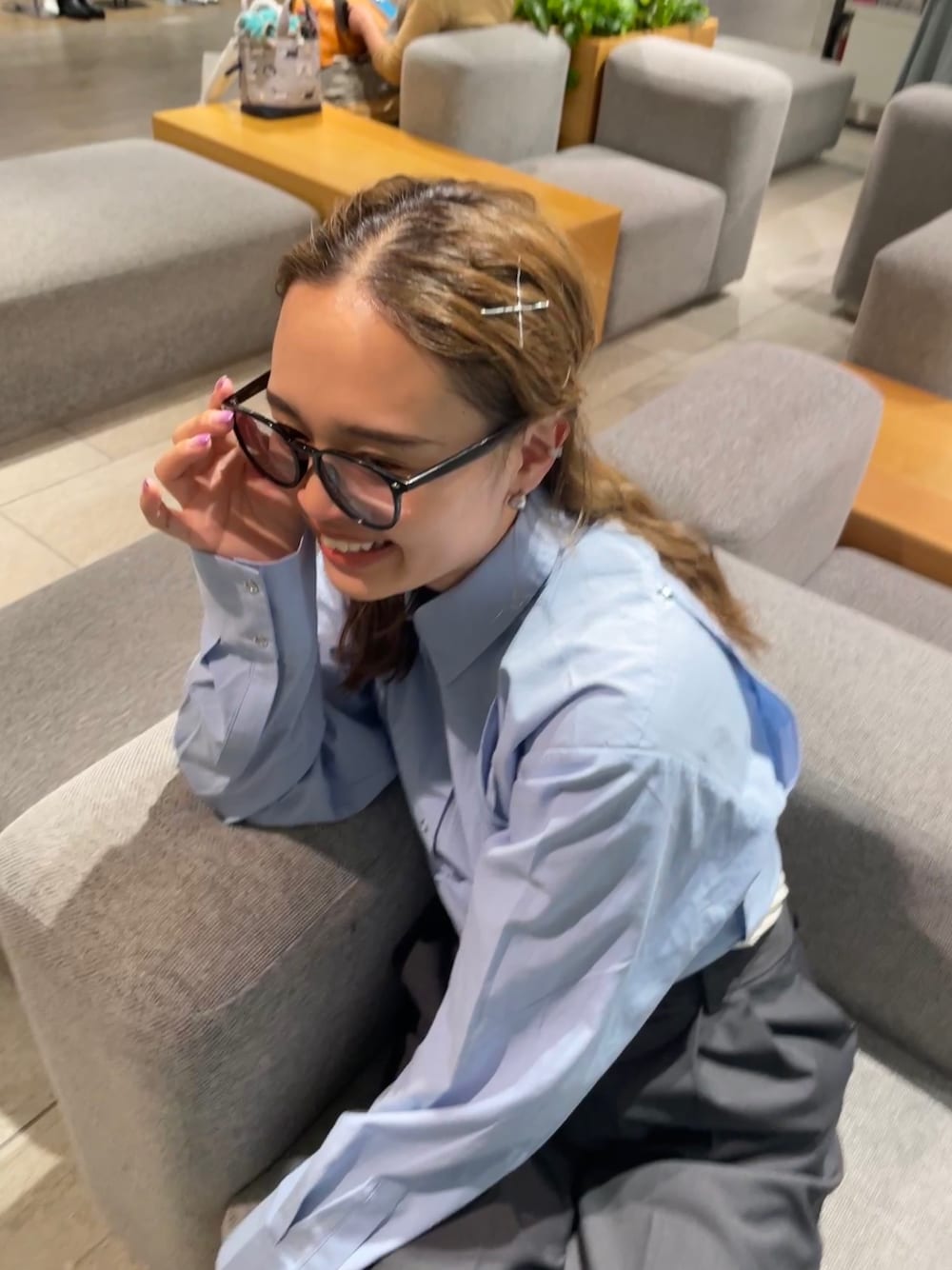 ブルー系のシャツ/ブラウス、グレー系のその他パンツを着用したレディースの秋コーディネートの1枚目の写真