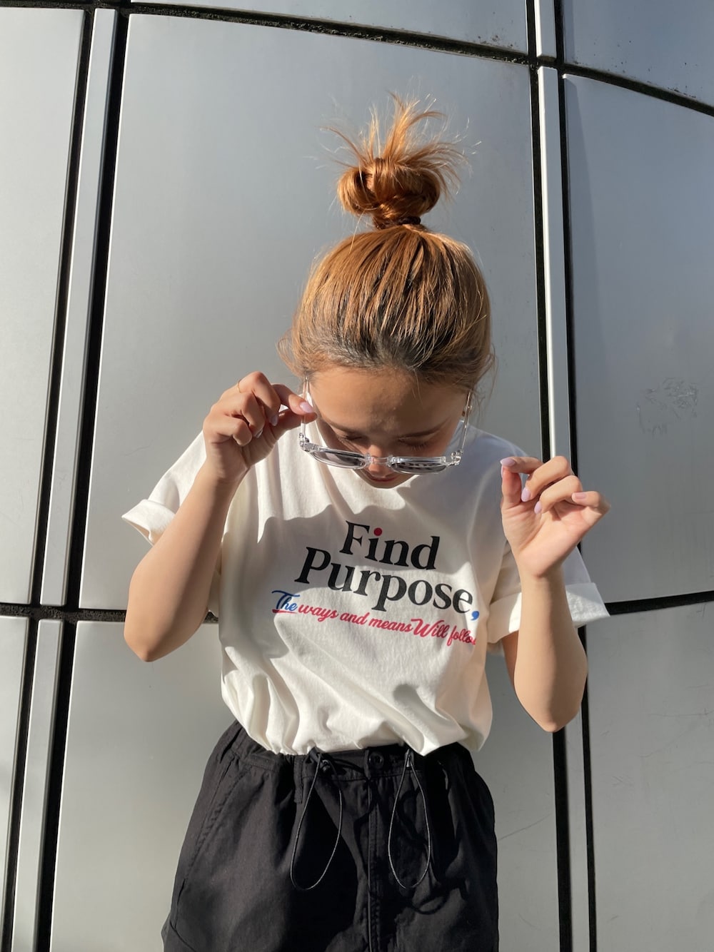 ホワイト系のTシャツ/カットソー、ブラック系のスカート、その他のサングラスを着用したレディースの春コーディネートの1枚目の写真