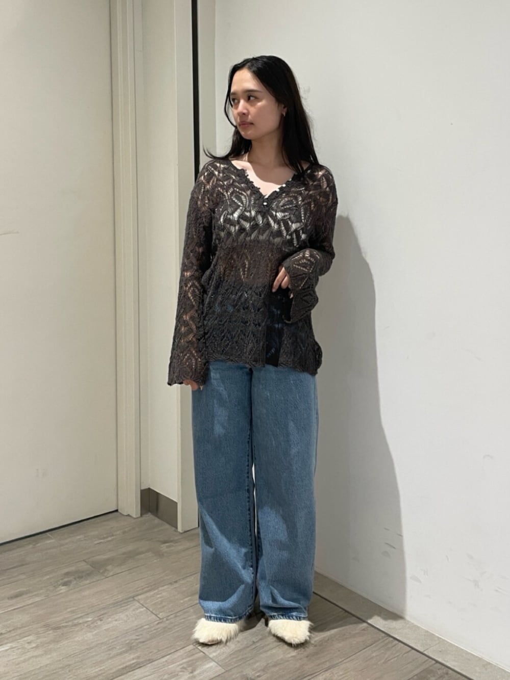 ブルー系のデニムパンツ、ホワイト系のその他シューズ、グレー系のニット/セーターを着用したレディースの夏コーディネートの1枚目の写真