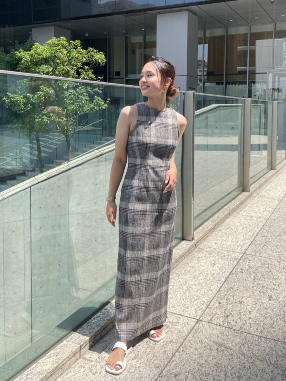 ホワイト系のサンダル、ブラック系のシャツ/ブラウス、ブラック系のワンピースを着用したレディースの夏コーディネートの1枚目の写真