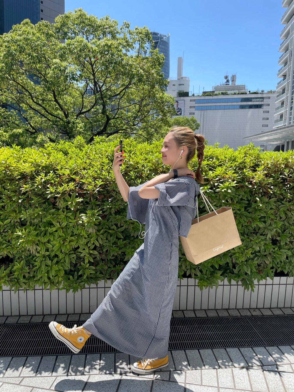 ブルー系のシャツ/ブラウス、ブルー系のワンピースを着用したレディースの春コーディネートの1枚目の写真