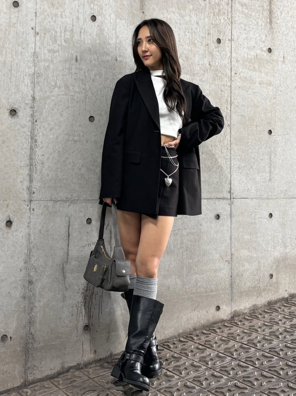 「秋コーデ、秋服、秋冬コーデ、セットアップ、モノトーン、シンプルコーデ、韓国ファッション、ジャケット、ミニスカート、高身長女子、EVRIS 、エヴリス、今日のコーデ、休日スタイル、エンジニアブーツ」｜「EVRISのオーバーサイズジャケット【セットアップ着用可能】（テーラードジャケット、ブラック系）」を使った、髙田真生さん（レディース・163cm）の秋コーディネートの1枚目の写真
