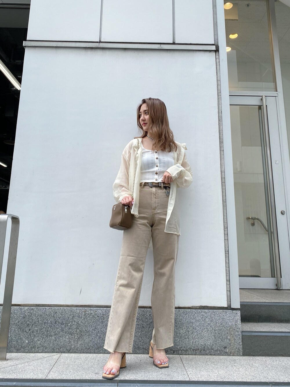 ベージュ系のデニムパンツ、ホワイト系のシャツ/ブラウス、その他のサンダルを着用したレディースの春コーディネートの1枚目の写真