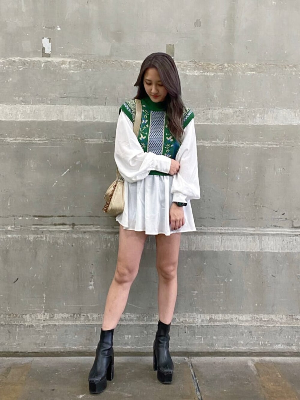 ホワイト系のショルダーバッグ、グリーン系のシャツ/ブラウス、ブラック系のブーツを着用したレディースの冬コーディネートの1枚目の写真