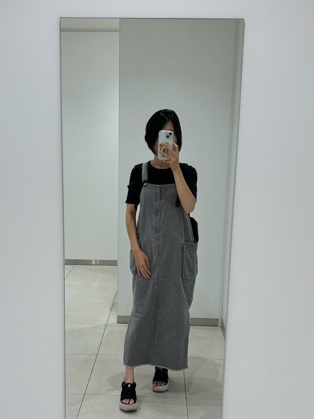 「夏、お出かけスタイル、ママコーデ、ママファッション、休日コーデ、ゆるコーデ、厚底シューズ、夏服、ootd、デニム、大人女子、モノトーン、UNIQLO、ワントーンコーデ」｜「andmeのコットンツイルカーゴポケットジャンパースカート（ジャンパースカート、ブラック系）」を使った、taruさん（レディース・162cm）の夏コーディネートの1枚目の写真