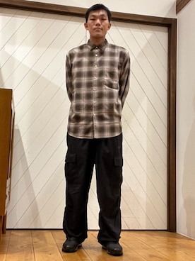 「URBAN RESEARCH DOORS（アーバンリサーチドアーズ）の『別注』WAQ×DOORS　難燃フィールドパンツ（その他パンツ、ブラック系）」を使った、今村秀さん（メンズ・178cm）の秋コーディネート