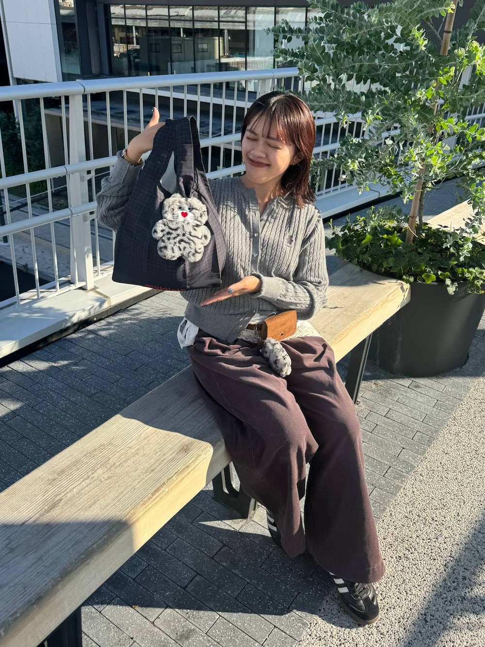 ブラウン系のデニムパンツ、ホワイト系のバンダナ/スカーフ、イエロー系のベルトを着用したレディースの秋コーディネートの1枚目の写真