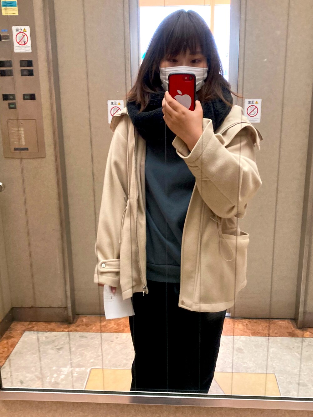 グリーン系のニット/セーターを着用したレディースの冬コーディネートの1枚目の写真