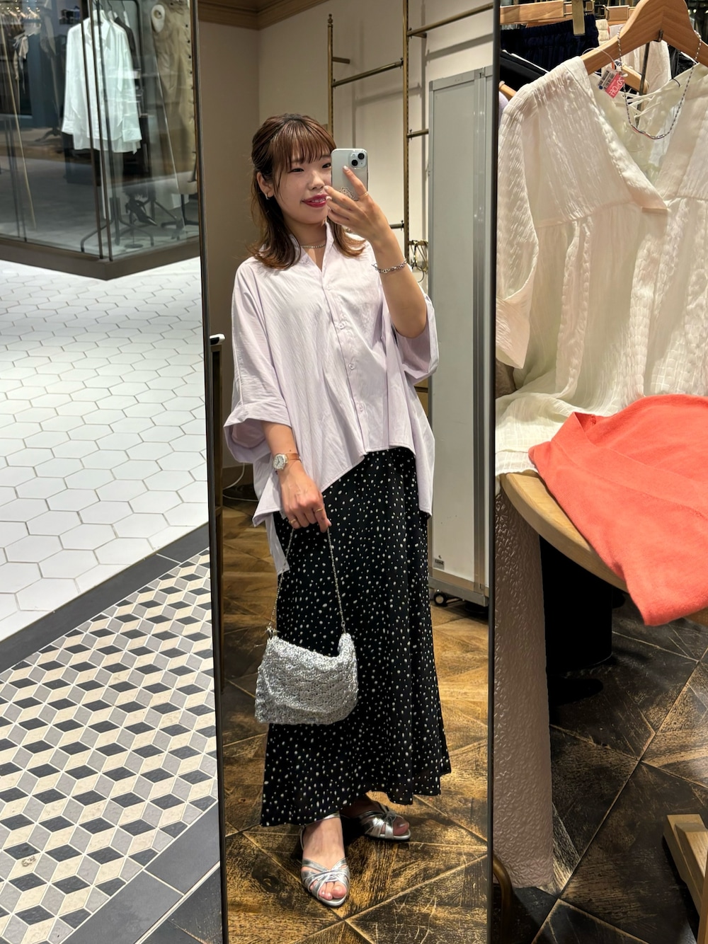 「夏コーデ、おしゃ見えテクニック、マーメイドスカート、きれいめカジュアル、お出かけコーデ、シンプル、シャツコーデ、ドット柄スカート、ドット、オフィスカジュアル、大人カジュアル」｜「GOLDYの【GOLDY（ゴールディ）】STAINLESSフープイヤリング（イヤリング、シルバー系）」を使った、まっしーさん（レディース・157cm）の夏コーディネートの1枚目の写真