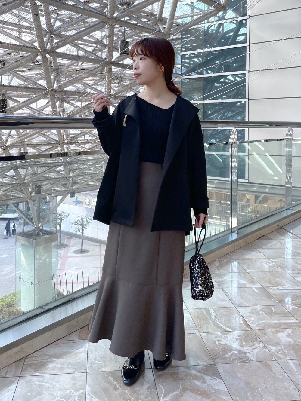 「シンプルコーデ、マーメイドスカート、ニット、休日スタイル、春アウター、オフィスカジュアル、デートコーデ、ノーカラーコート、アシメトップス、リブニット、大人女子、巾着バッグ、24ssトレンド、ローファー、いいね、save、フォローお願いします🤑」｜「un dix corsのポンチノーカラーコート（ノーカラーコート、ブラック系）」を使った、まっしーさん（レディース・157cm）の冬コーディネートの1枚目の写真