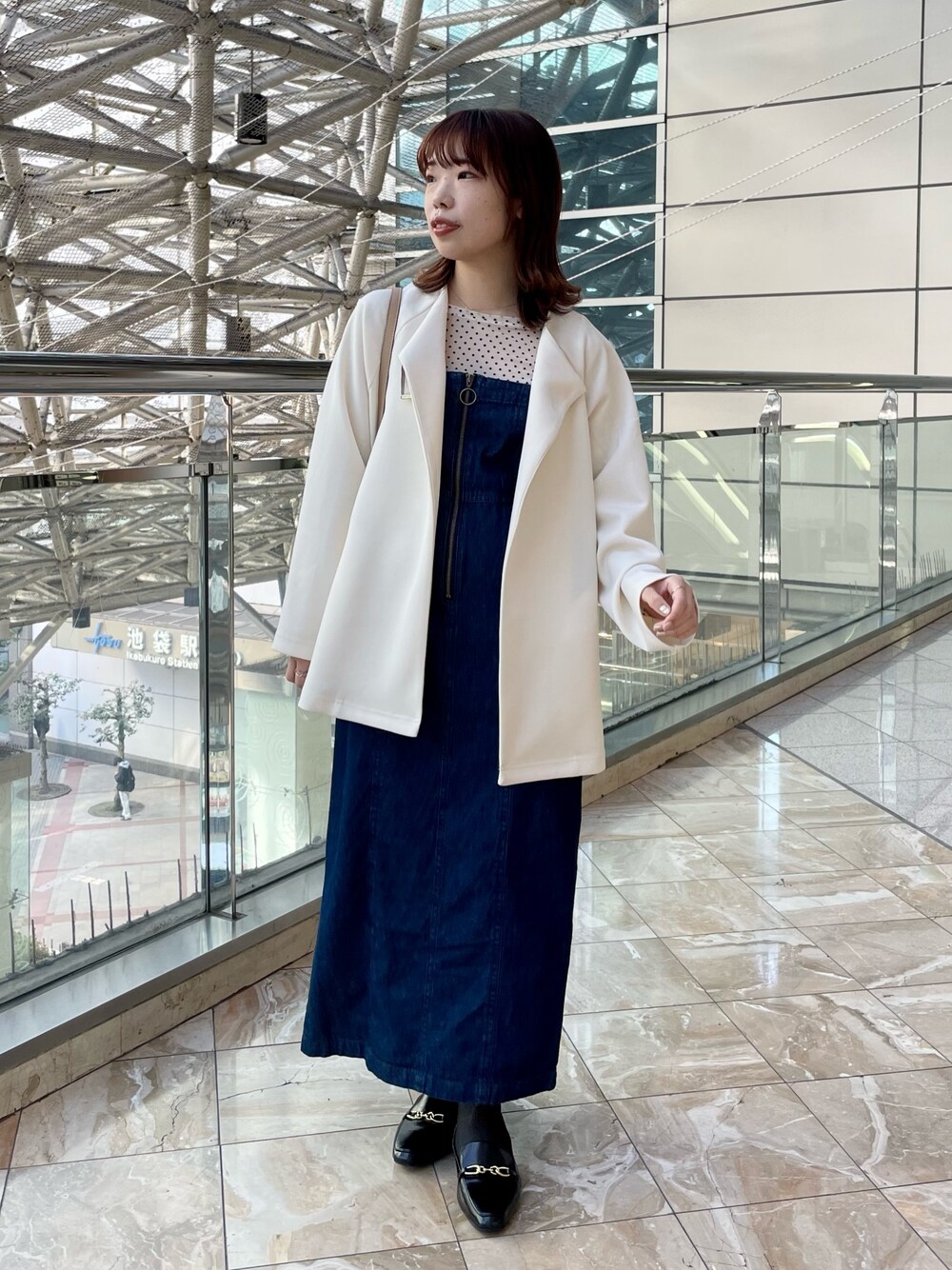 「ショルダーバッグ、シンプルコーデ、レイヤードスタイル、春色、春アウター、デートコーデ、デニム、ノーカラーコート、ドット柄、シアートップス、キャミワンピ、ワンピース、大人カジュアル、綺麗めカジュアル、24ssトレンド」｜「un dix corsの【サイズ展開あり】デニムキャミワンピース（ワンピース、ブルー系）」を使った、まっしーさん（レディース・157cm）の冬コーディネートの1枚目の写真