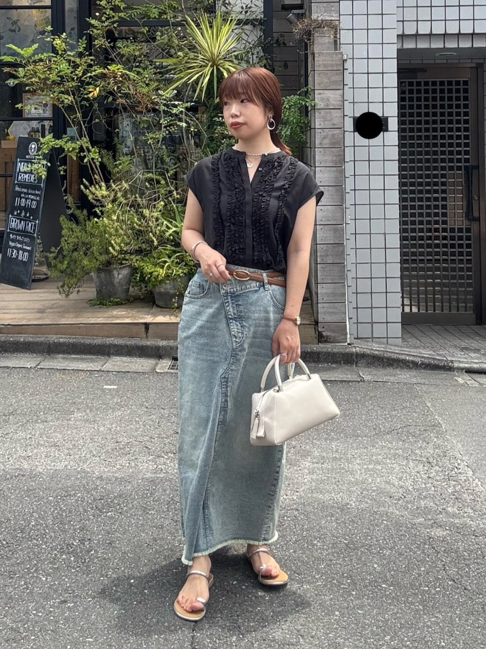 「デニム、ノースリーブ、シアートップス、夏ルックで気分アップ、シンプルコーデ、きれいめカジュアル、夏コーデ、サンダル、お出かけコーデ、夏服コーデ、シンプルスタイル、おでかけコーデ、ラクチンコーデ、スカートスタイル、ロングスカート」｜「un dix corsの《大人ガーリーな雰囲気に》シルキーローンフリルブラウス（シャツ/ブラウス、ブラック系）」を使った、まっしーさん（レディース・157cm）の夏コーディネートの1枚目の写真