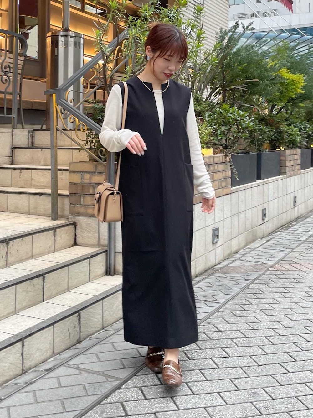 「春のNewスタイル、シアートップス、大人カジュアル、ローファー、モノトーン、お出かけコーデ、レイヤードスタイル、ジャンスカ、ワンピース、リブニット、ジャンパースカート、ロンT、いいね、save、フォローお願いします🤑、デートコーデ、オフィスカジュアル」｜「un dix corsの《予約》バンブーチェーンネックレス（ネックレス、ゴールド系）」を使った、まっしーさん（レディース・157cm）の春コーディネートの1枚目の写真