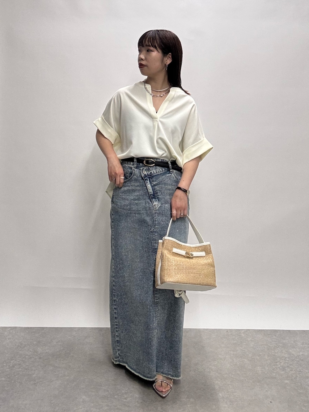 「白シャツ、サンダル、シャツスタイル、お出かけコーデ、ショルダーバッグ、デートコーデ、ロングスカート、淡色コーデ、デニム、初夏コーデ、オトナカワイイ、リラックススタイル、着回しコーデ、キレイめ、きれいめコーディネート」｜「kakatooの【kakatoo(カカトゥ)】オーバルバックルベルト（ベルト、ブラウン系）」を使った、まっしーさん（骨格ナチュラル・レディース・157cm）の春コーディネートの1枚目の写真