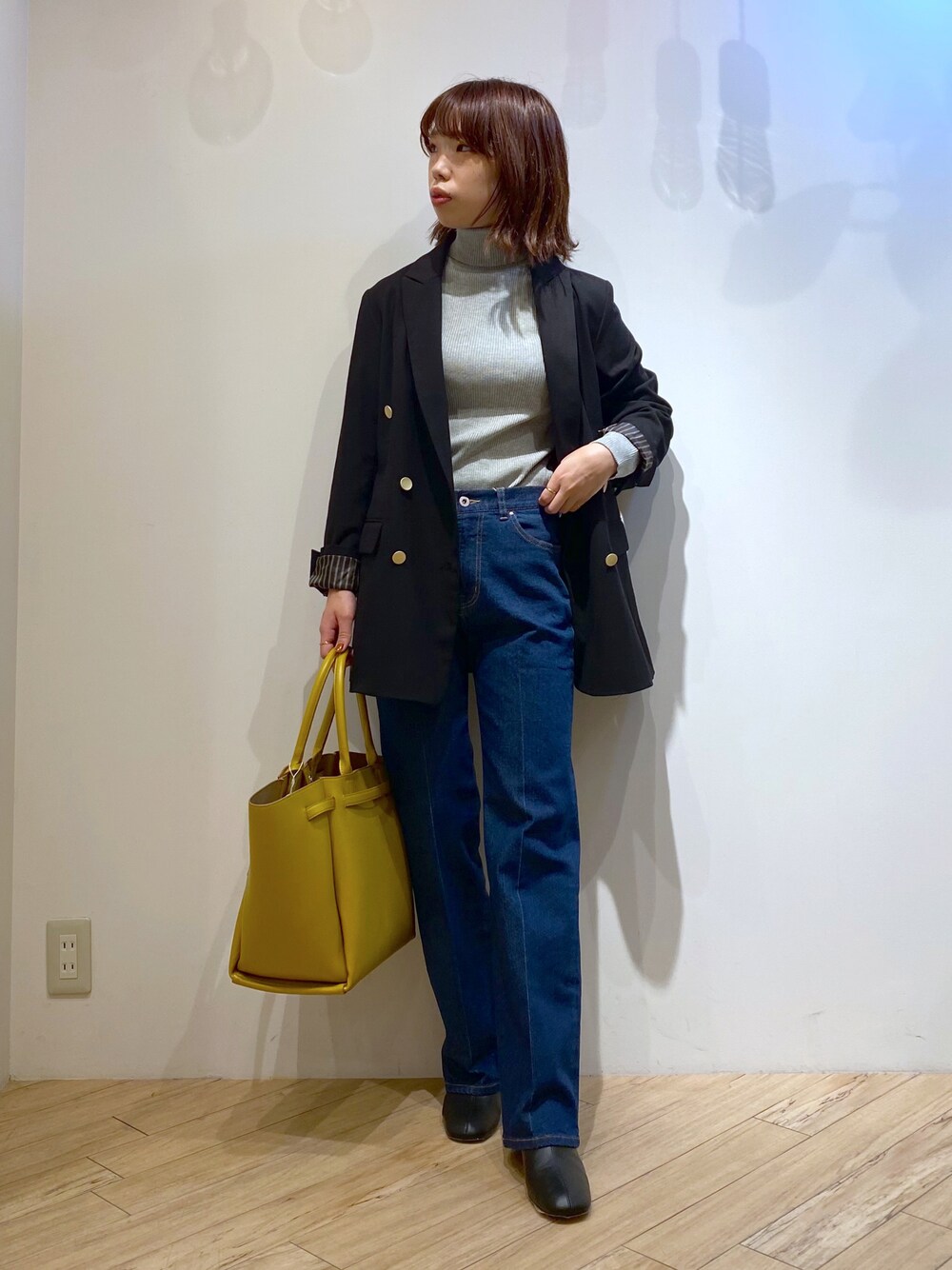 「だから秋服が好き、ジャケット、バッグ、リブタートルネック、タートルネック、デニム、センタープレスパンツ、ストレートデニム、ストレートパンツ、ボストンバッグ、きれいめカジュアル、undixcors、アンディコール、ブーツ、ニット/セーター」｜「un dix corsの大人の日常着インナー　リブタートル（ニット/セーター、グレー系）」を使った、まっしーさん（レディース・155cm）の秋コーディネートの1枚目の写真