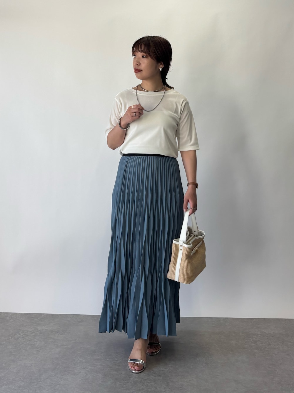 「白Tシャツ、シアートップス、夏ルックで気分アップ、プリーツスカート、プリーツスカートコーデ、シアー、シアーベロア、ベロア、きれいめカジュアル、ロングスカート」｜「un dix corsの《ウエスト総ゴム・上品見え◎》デシンプリーツスカート（スカート、ブルー系）」を使った、まっしーさん（レディース・157cm）の夏コーディネートの1枚目の写真