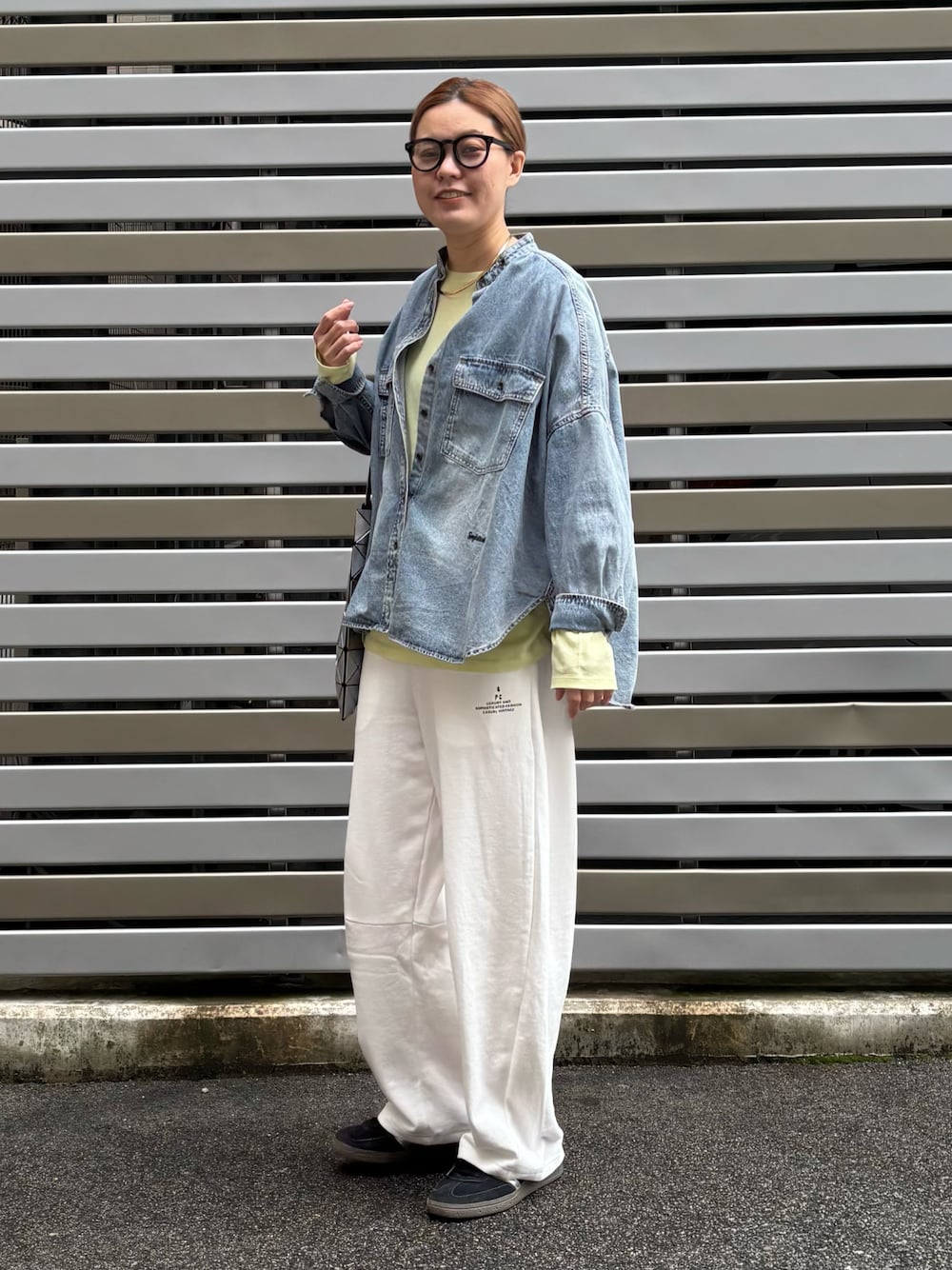 「デニムシャツ、デニム、スウェット、スウェットパンツ、白パンツ、スニーカー、adidas、シアートップス、メガネ女子、pualcecin、大人カジュアル」｜「adidasのアイテム（シューズ、ブラック系）」を使った、remiさん（レディース・168cm）の春コーディネートの1枚目の写真