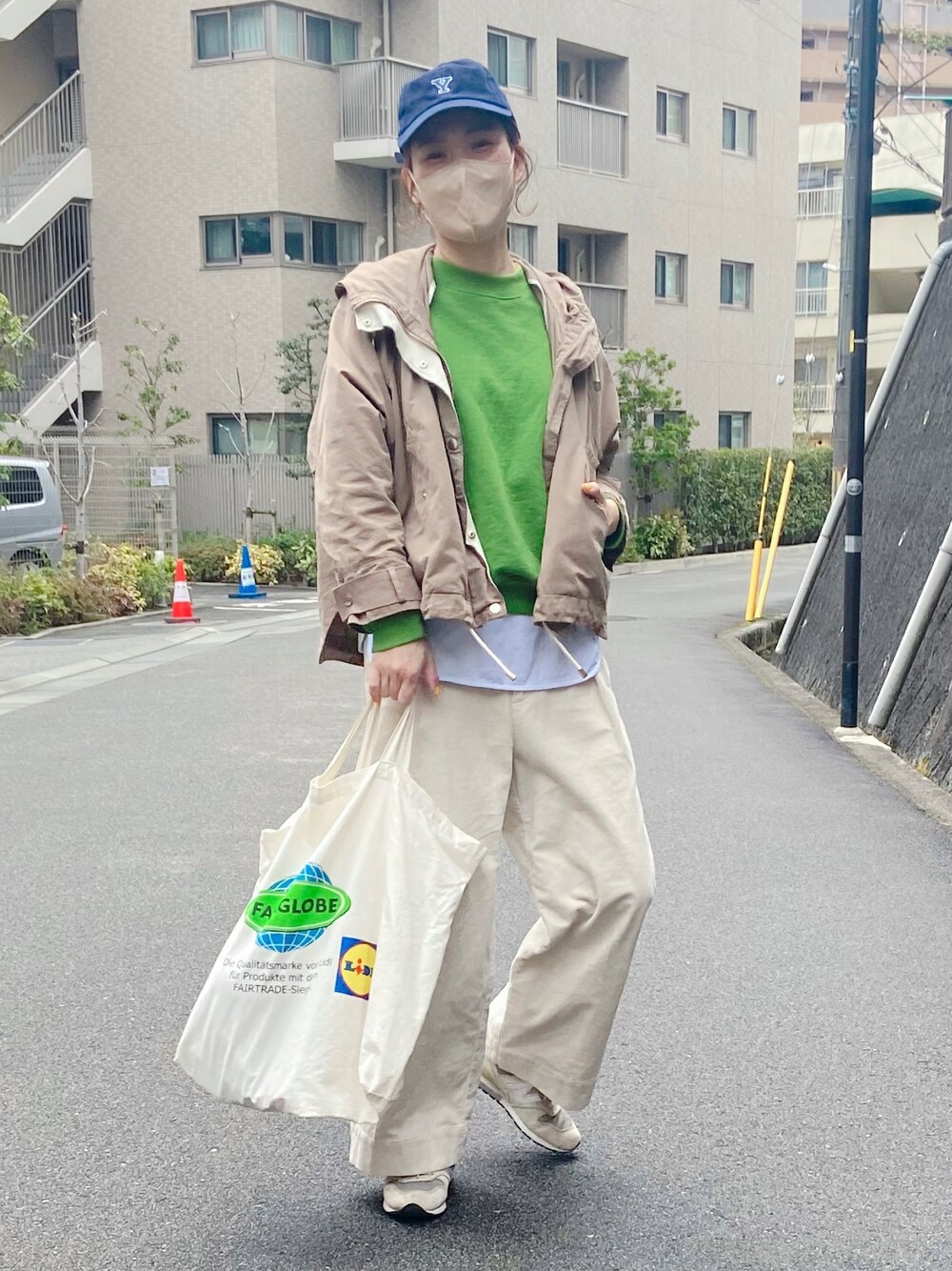 「休日スタイル、公園コーデ、キャップ、マウンテンパーカー、カジュアル、レイヤードスタイル、カジュアルコーデ、UNIQLO、古着MIX」｜「UNIQLOのアイテム（スウェット、グリーン系）」を使った、remiさん（レディース・168cm）の春コーディネートの1枚目の写真